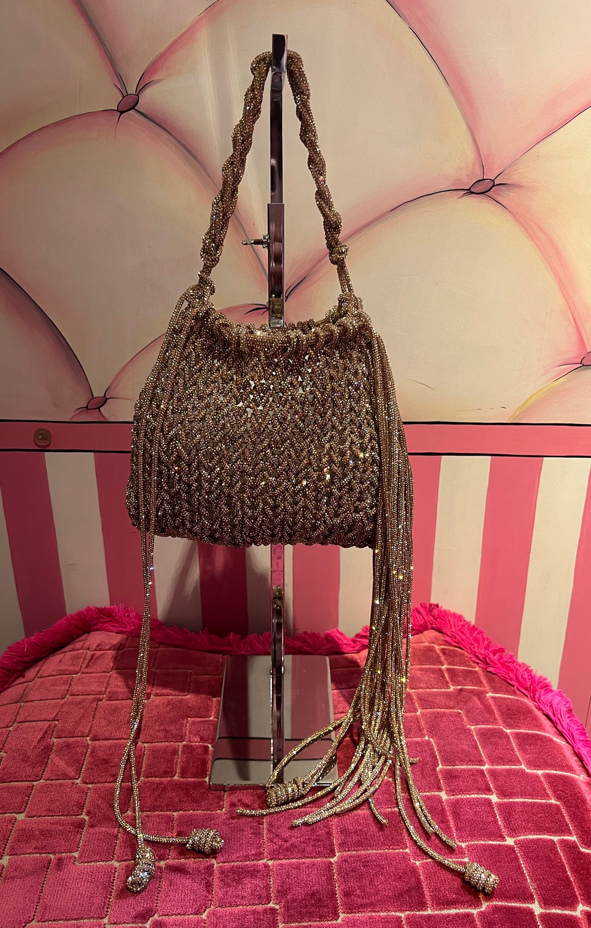 Borsa motivo intrecciato cristalli dorati frange cristalli