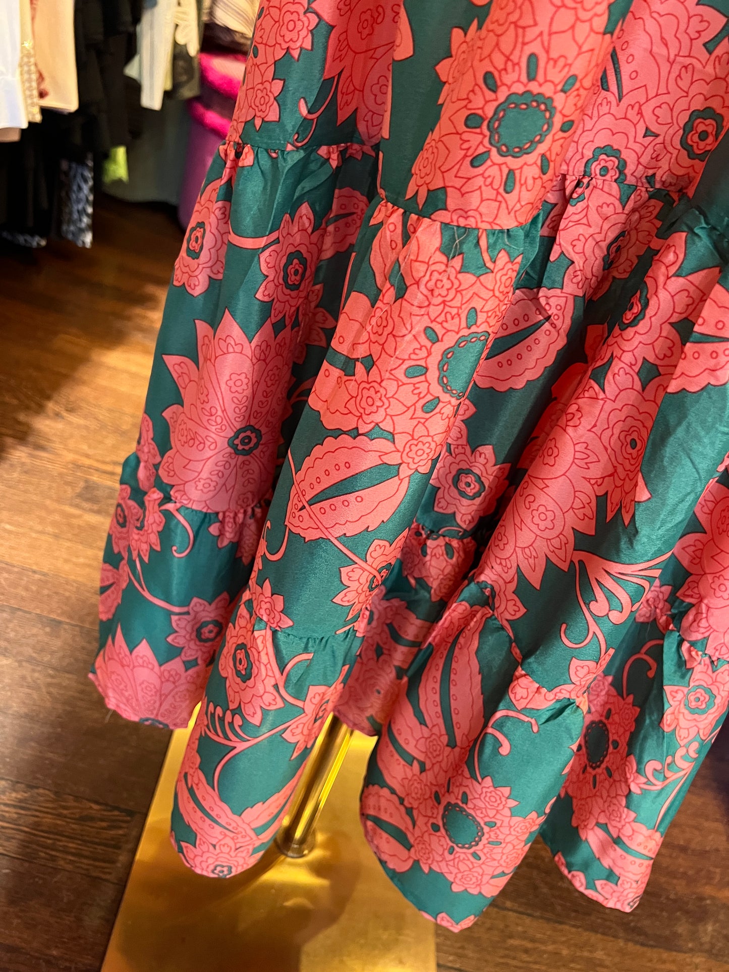 Mon amour Paris abito lungo con balze in seta scollato fantasia floreale verde e rosa