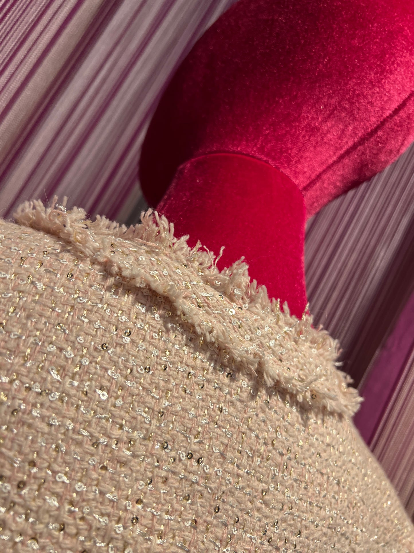 ABpink🩷 giacca in tweed boucle’ rosa con applicazioni spille e pon pon rosa