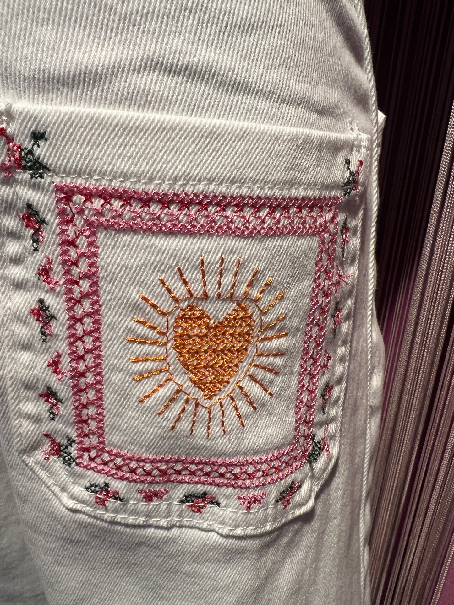 Mon amour Paris -50% di sconto pantalone jeans denim bianco tasche con ricamo cuore e scritta bisous bisous