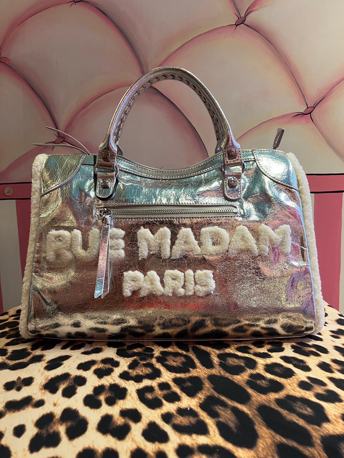 Rue Madam Paris borsa due manici argento ecopelliccia bianca con tracolla Shine tote