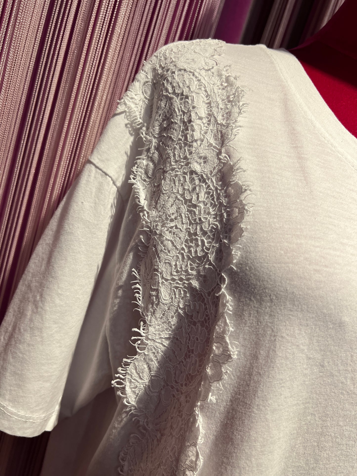 The room t shirt di cotone bianca con pizzo laterale