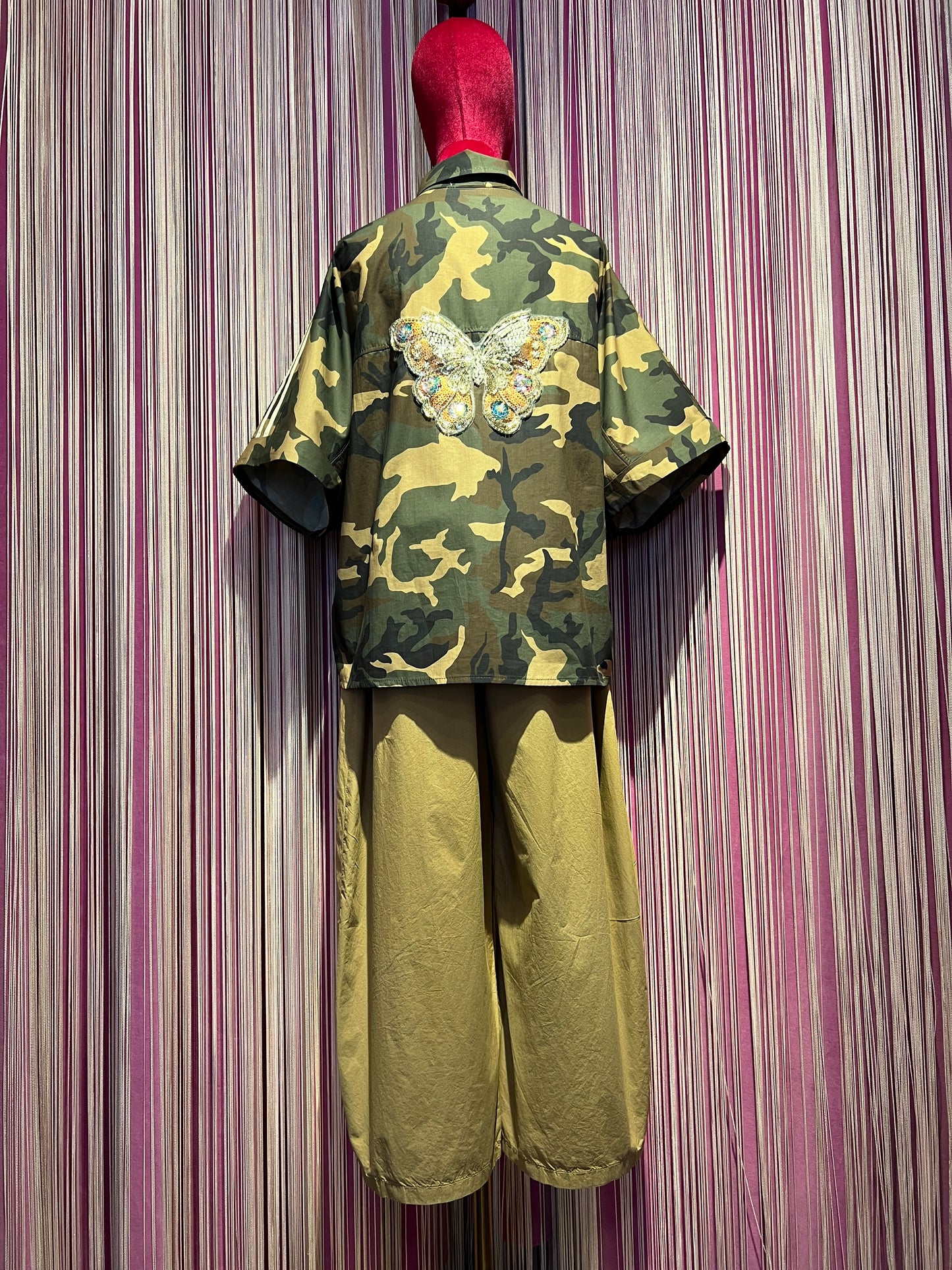 Mon amour Paris completo camicia camouflage con applicazione farfalla paillettes dietro e pantalone largo con elastico in vita