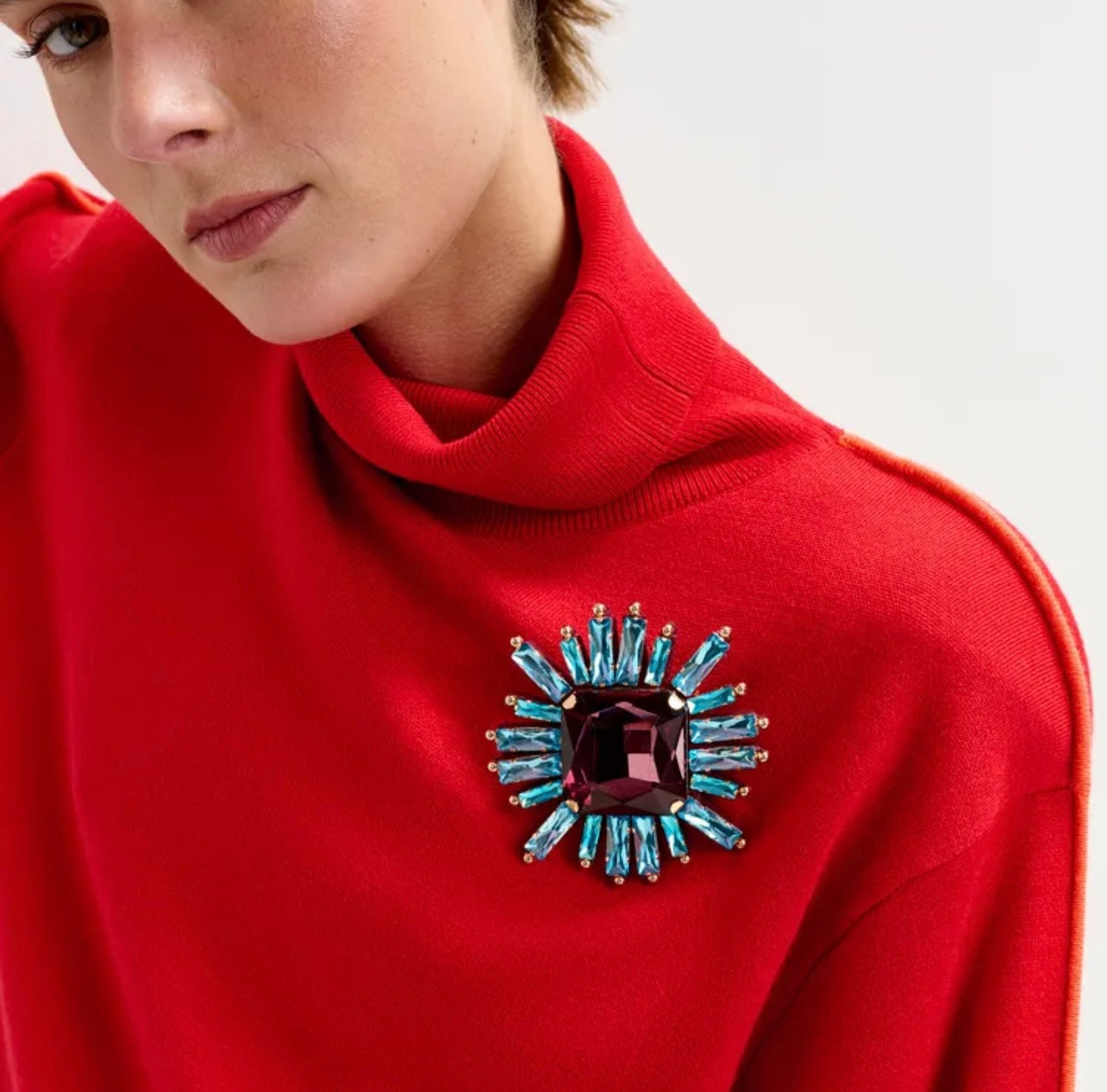 Essentiel antwerp spilla con strass rosa e turchese