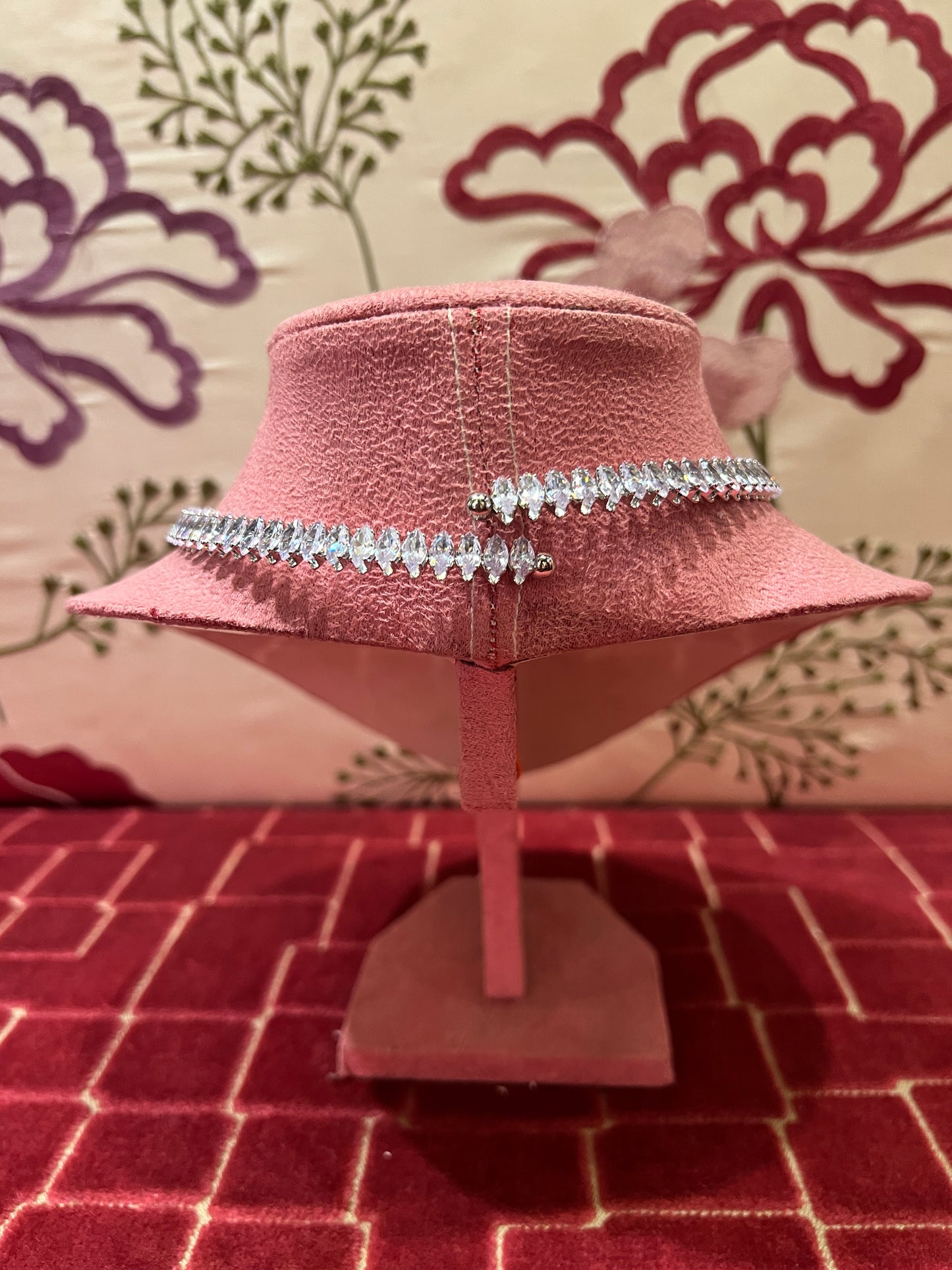 Collarino montatura metallo colore argento con zirconi a goccia