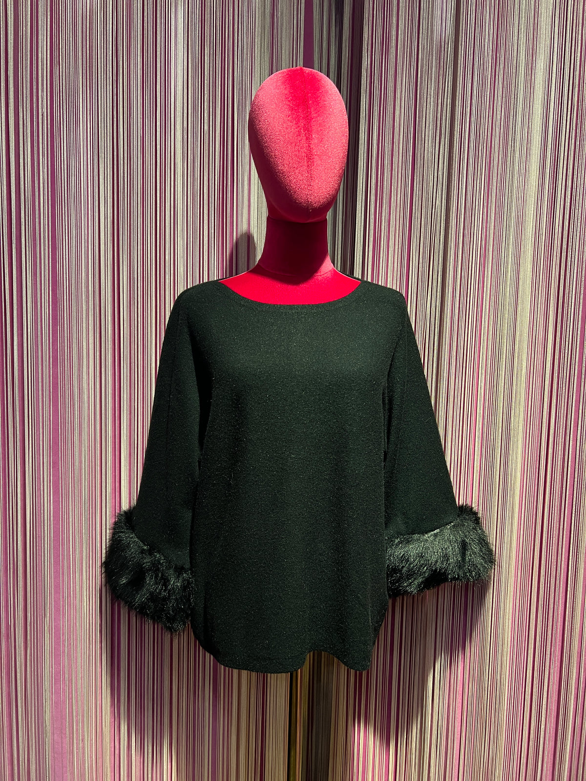 The room maglia over nera con polsi in simil pelliccia