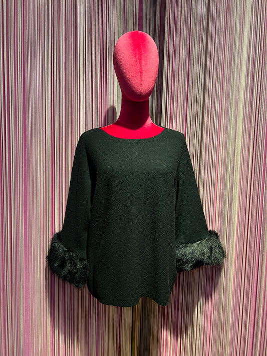 The room maglia over nera con polsi in simil pelliccia