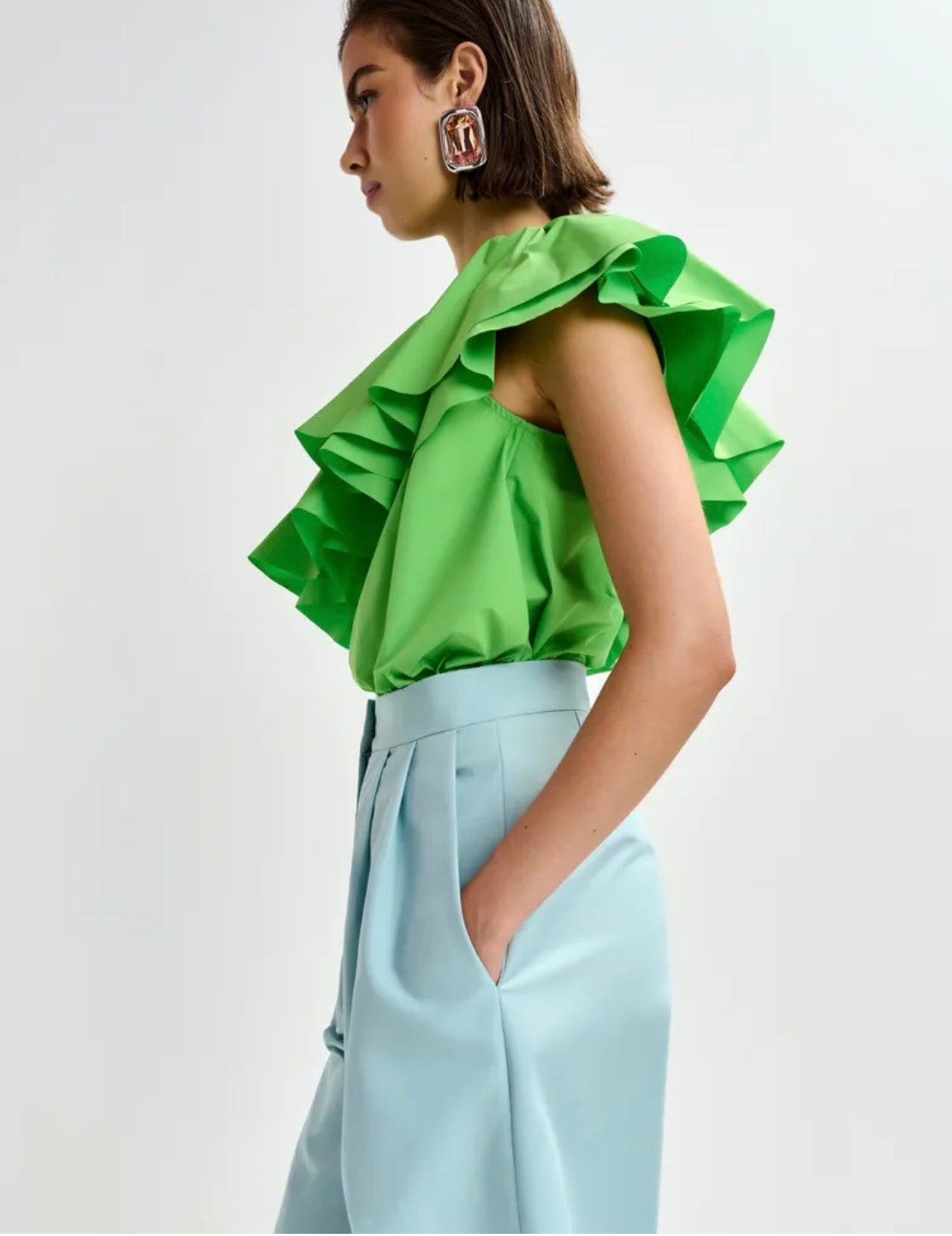 Essentiel antwerp -40% di sconto top asimmetrico verde con volant