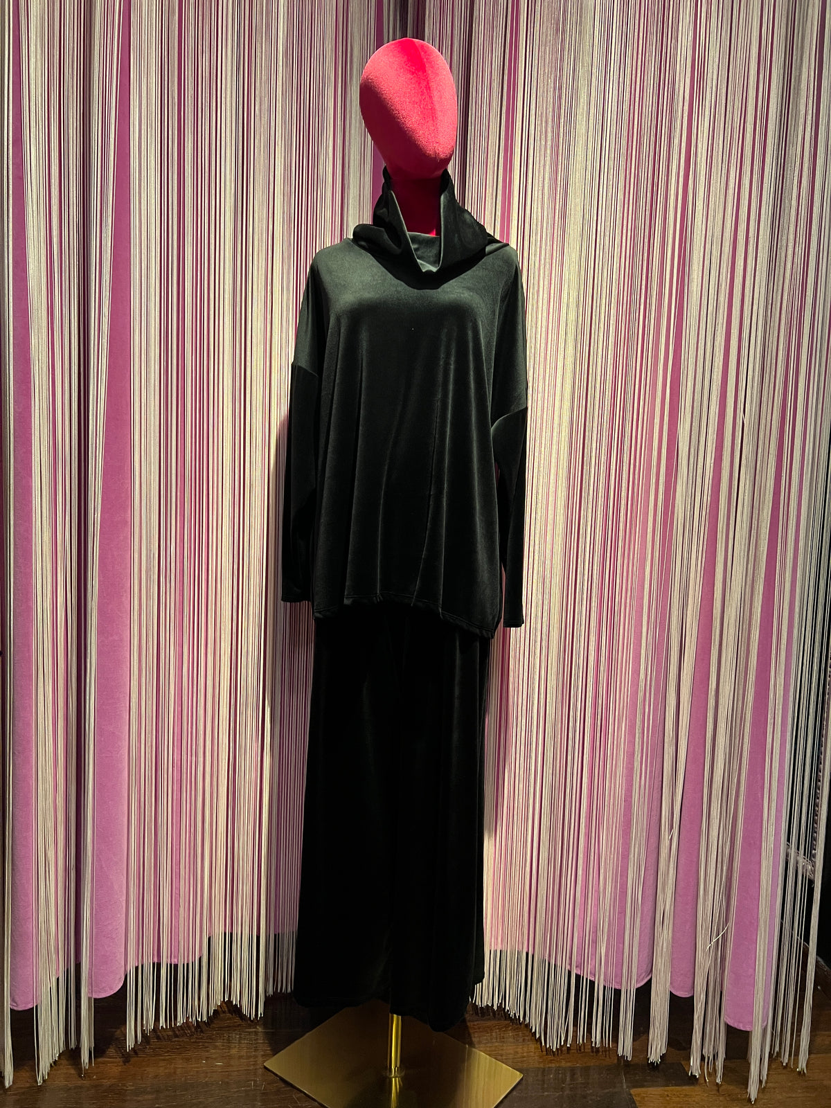The room completo velluto nero maglia collo anello e pantalone con elastico in vita e tasche