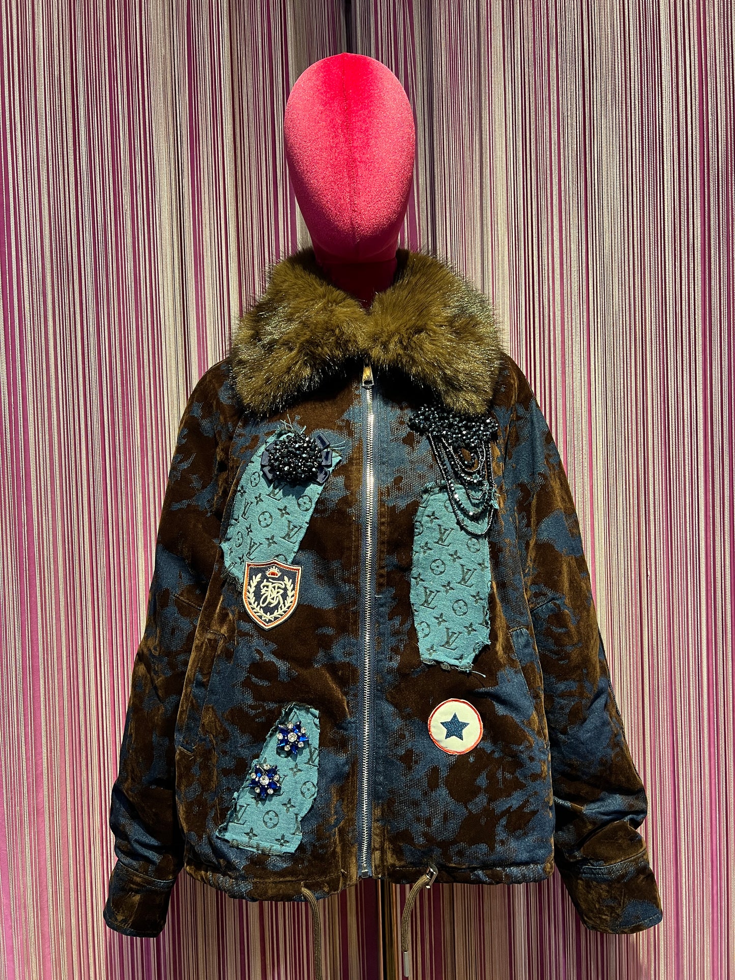 ABpink 🩷vellutina . Giubbino velluto con interno in ecopelliccia, colletto rimovibile , applicazioni patch cristalli blu e tessuto LV