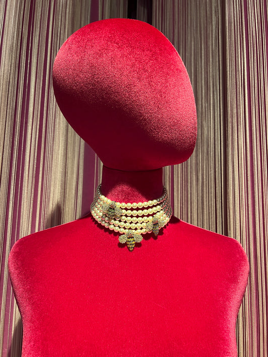 Choker perle con api di strass colorate