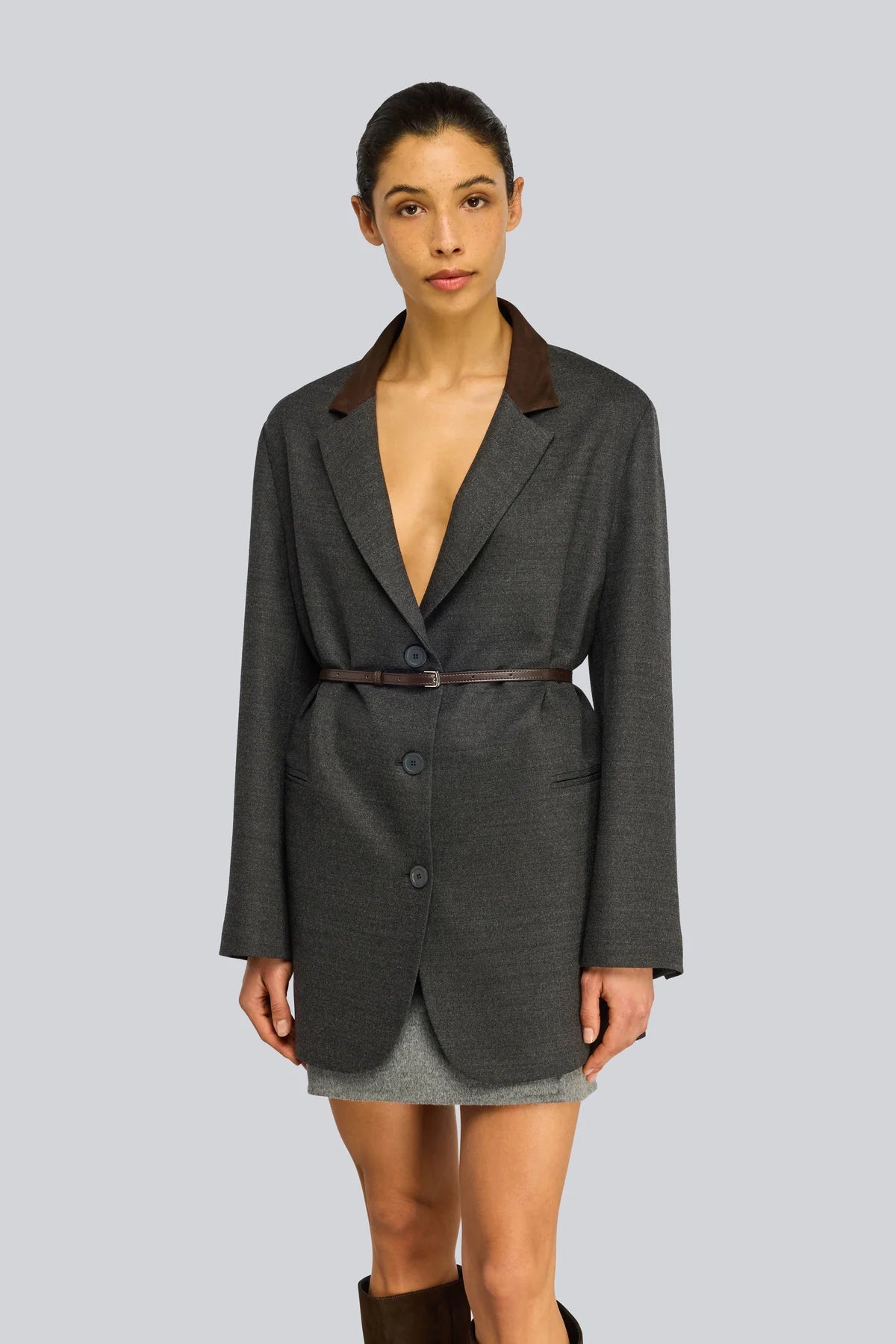 Semicouture giacca in flanella antracite colletto pelle marrone, cintura vestibilita over