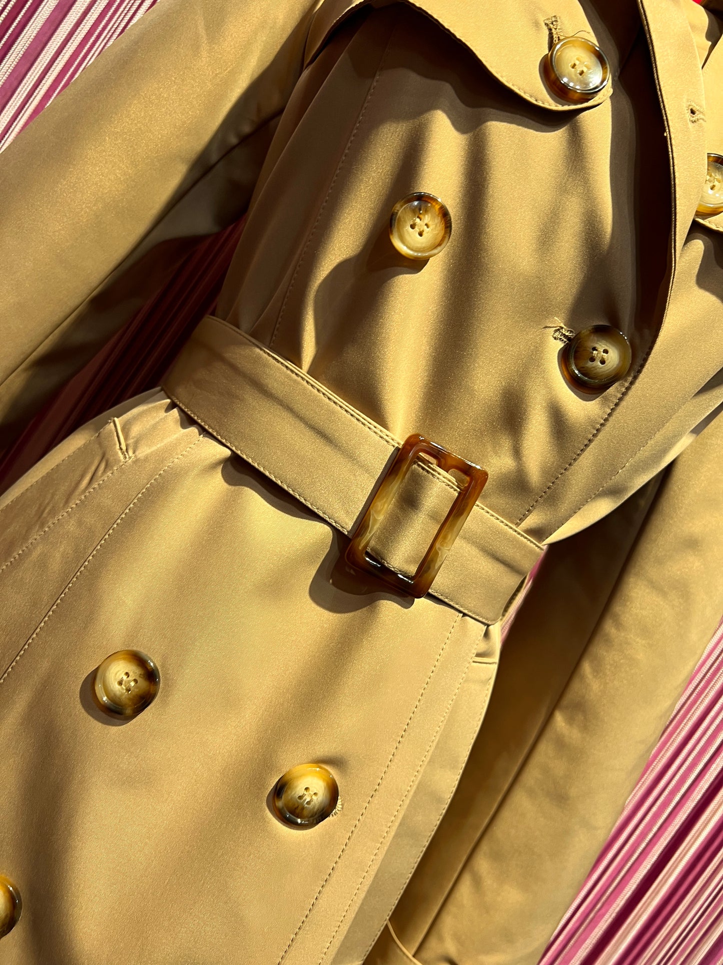 The room trench con applicazioni pietre