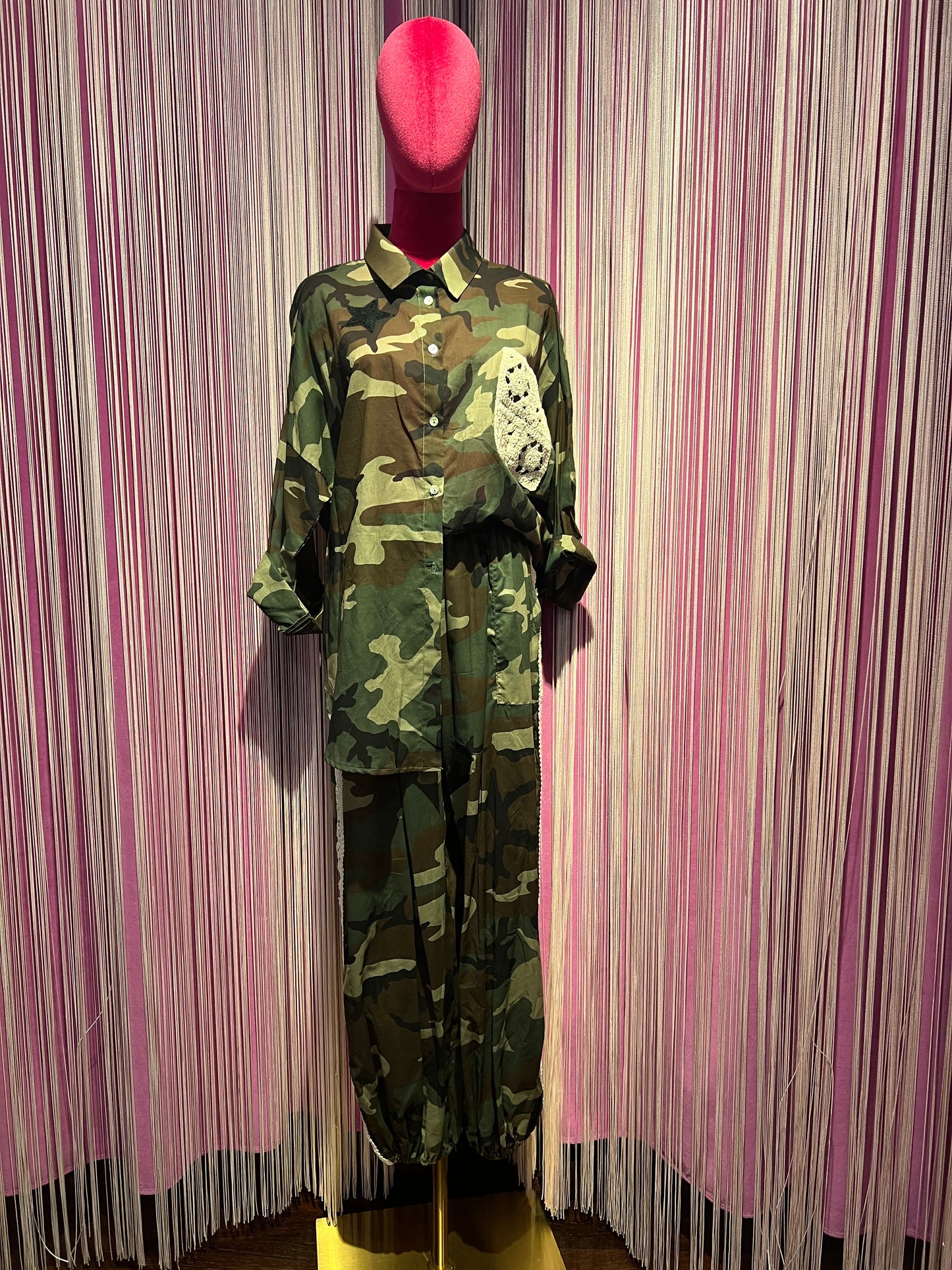 Mon amour Paris completo camouflage con dettagli crochet camicia over con stella nera e pantalone con elastico in vita e caviglia