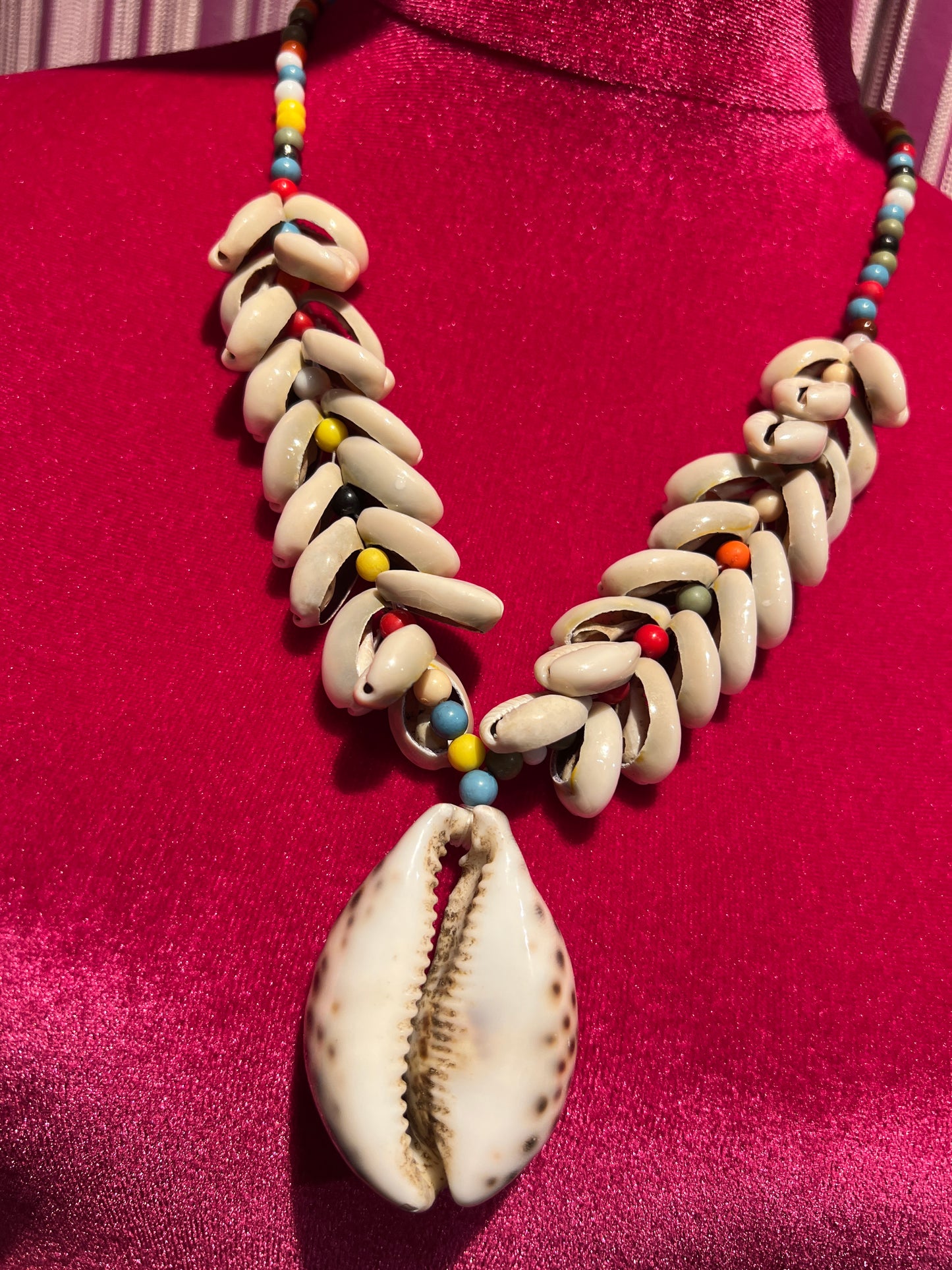 Collana lunga con perle multicolor conchiglie e conchiglia centrale grande