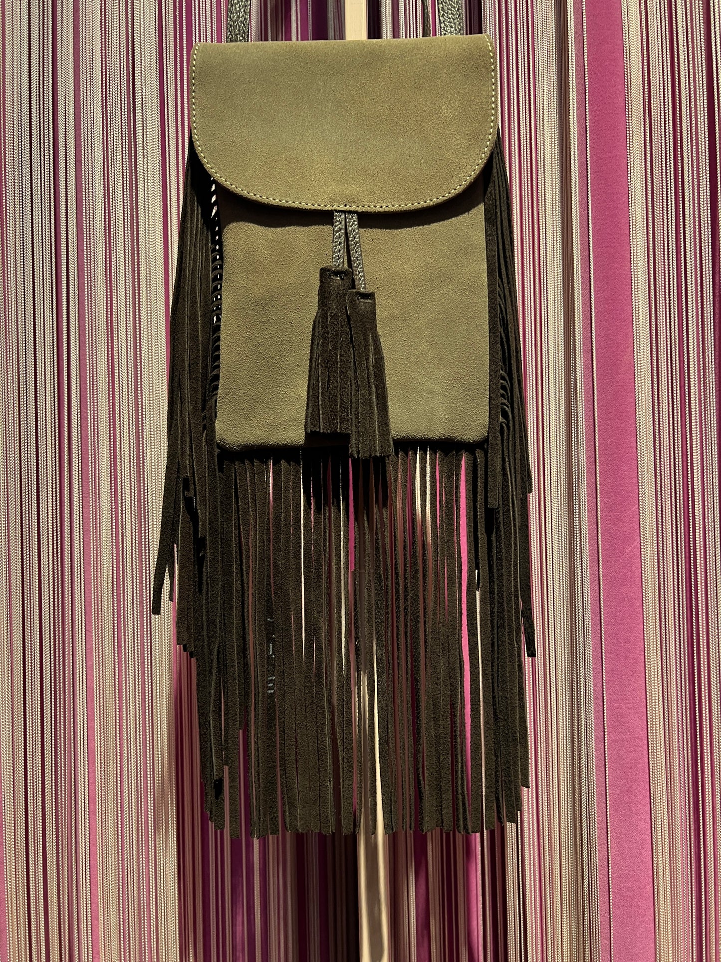 Love & roses tracollina in suede con frange , nappina e mini pochette, colore taupe