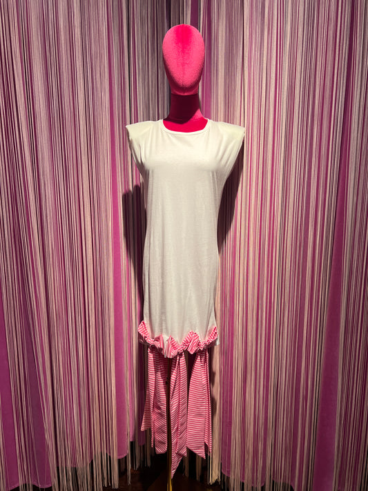 Gina Gorgeous t shirt lunga bianca con fiocchi rosa e bianchi a righe Tullia