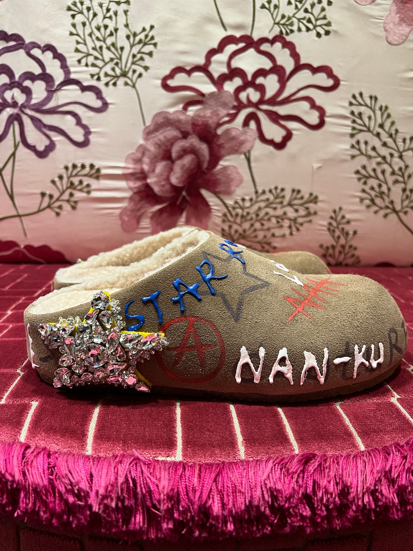 Nan-Ku open shoes con scritte dipinte , applicazioni patch cristalli ed interno in eco montone