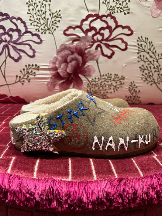 Nan-Ku open shoes con scritte dipinte , applicazioni patch cristalli ed interno in eco montone