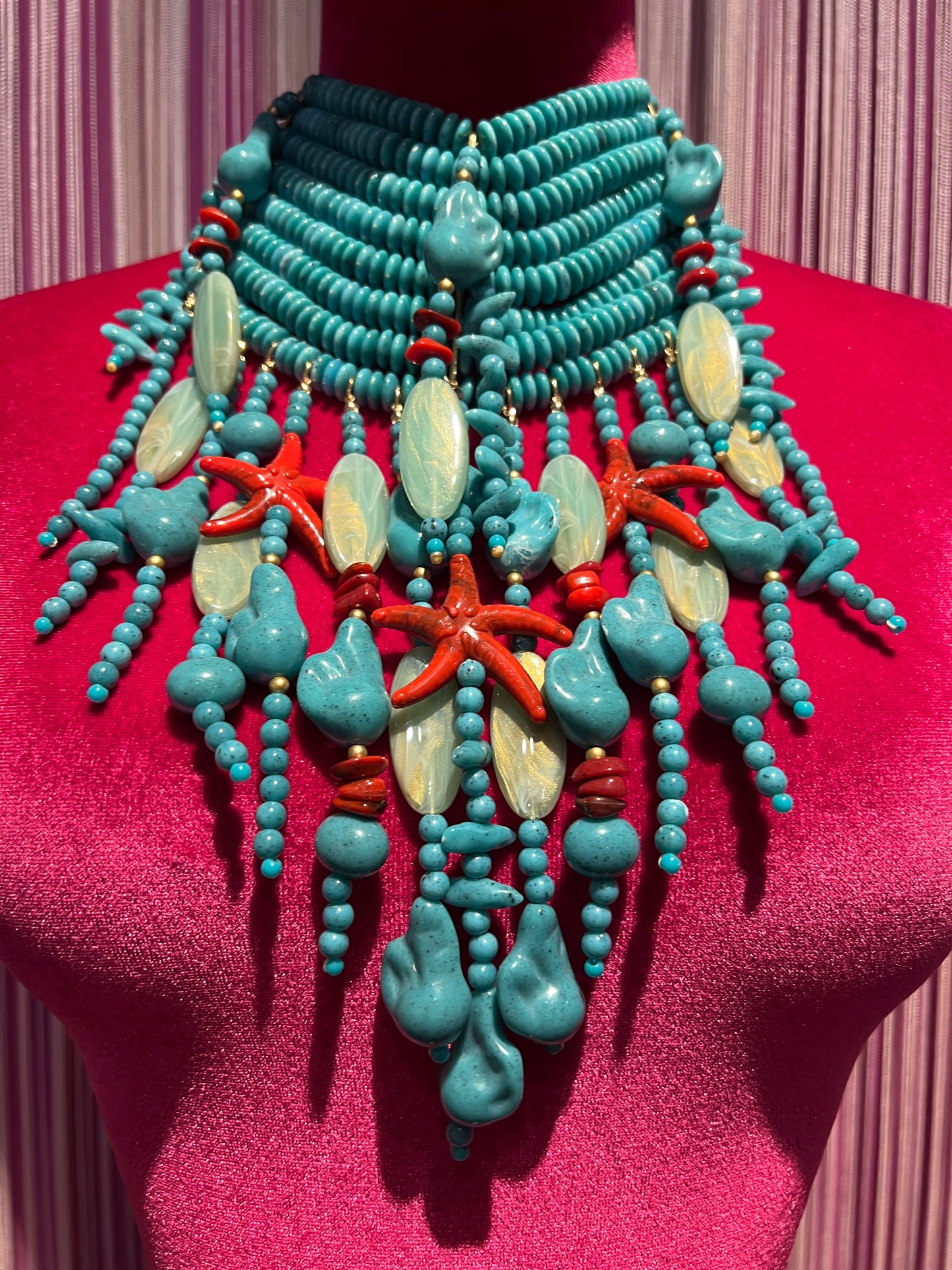 Choker con pietre color turchese stelle marine rosse