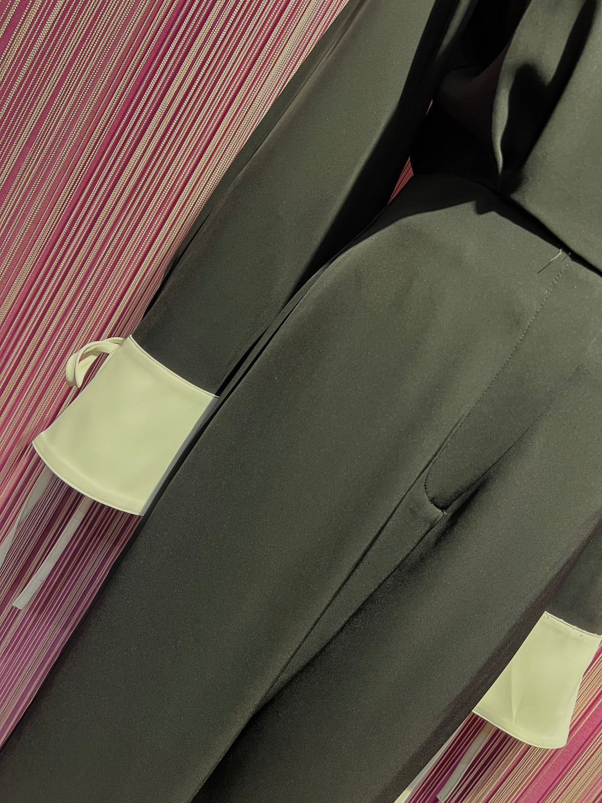 The room jumpsuit nera con colletto e polsi bianchi