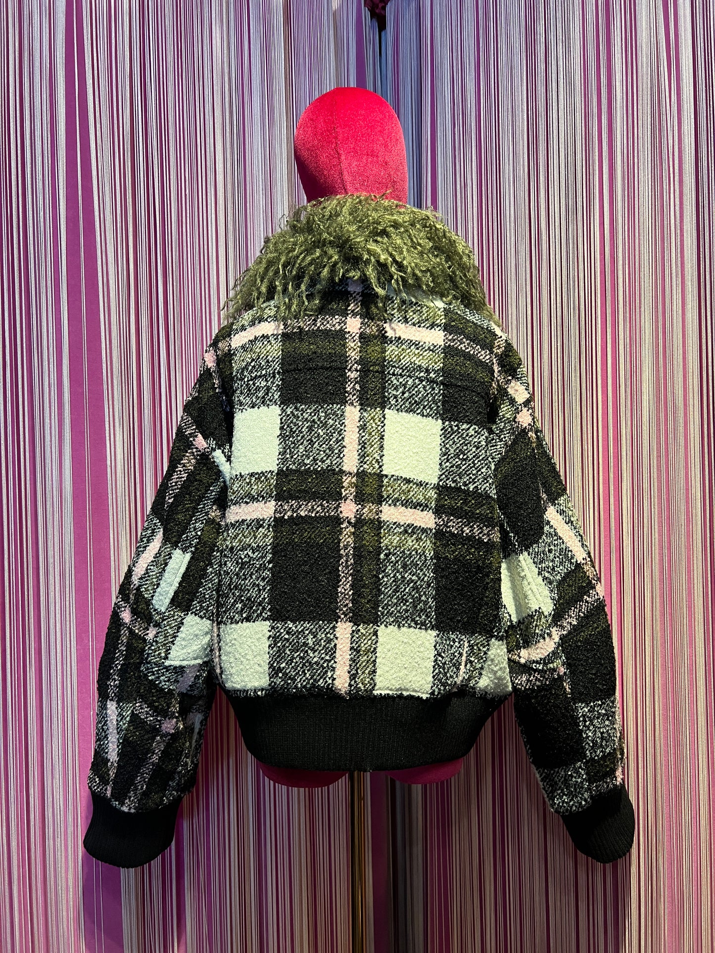 Essentiel antwerp giacca bomber a quadri neri , bianco e rosa con collo in pelliccia sintetica removibile