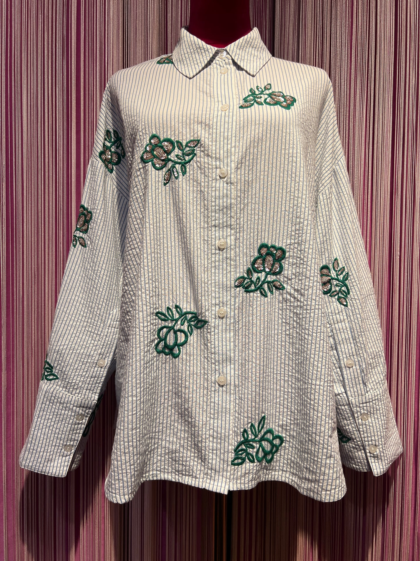 Essentiel antwerp camicia cotone righe celesti su sfondo bianco, decorazioni floreali verdi ricamate e paillettes