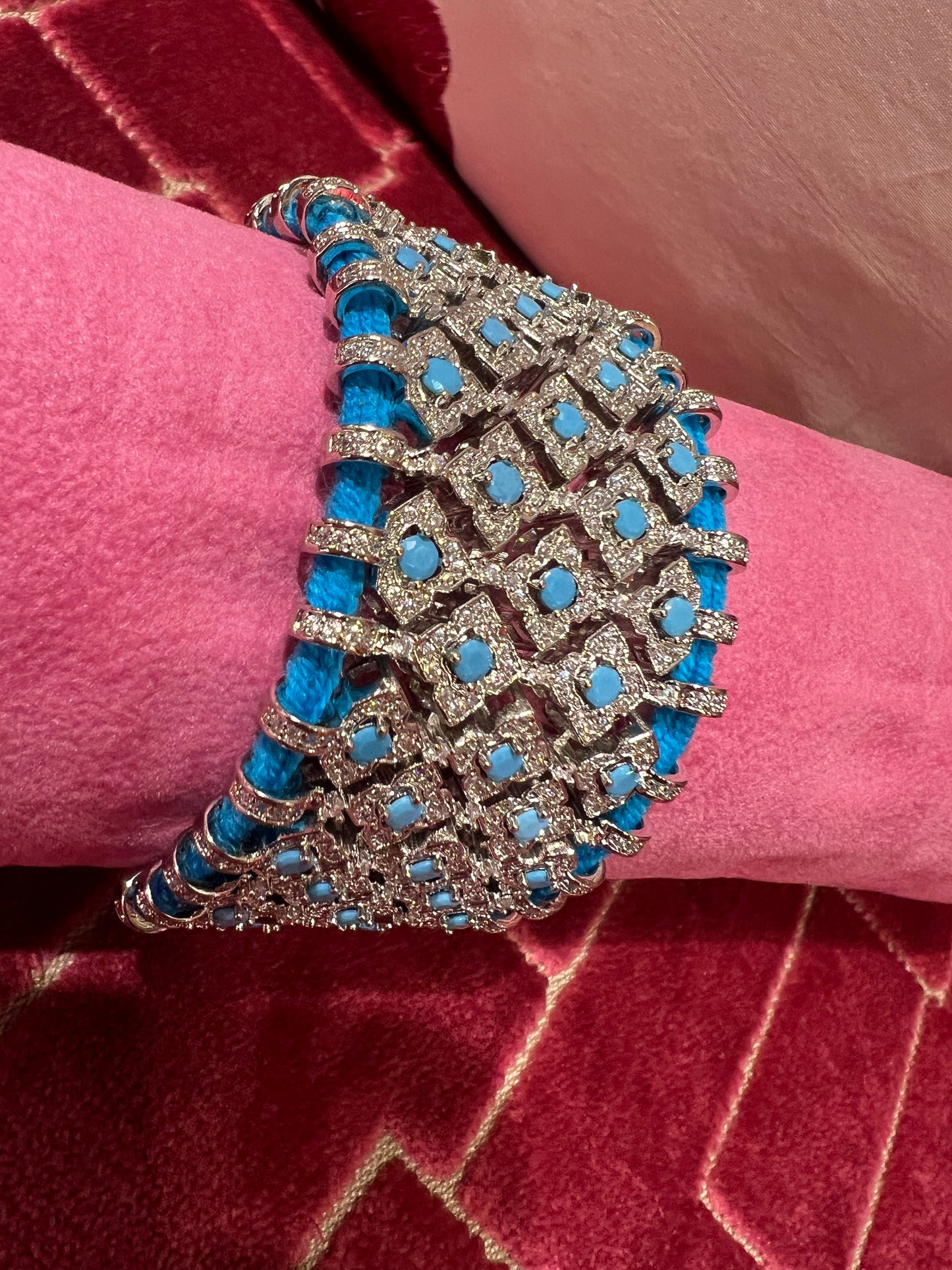 Bracciale regolabile in pavé di cristalli e pietre azzurre montato su cordoncino azzurro