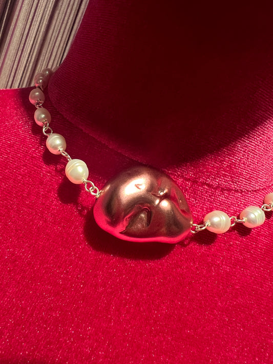 Marina Fossati choker perle fiume ciondolo resina rosa pepita marina