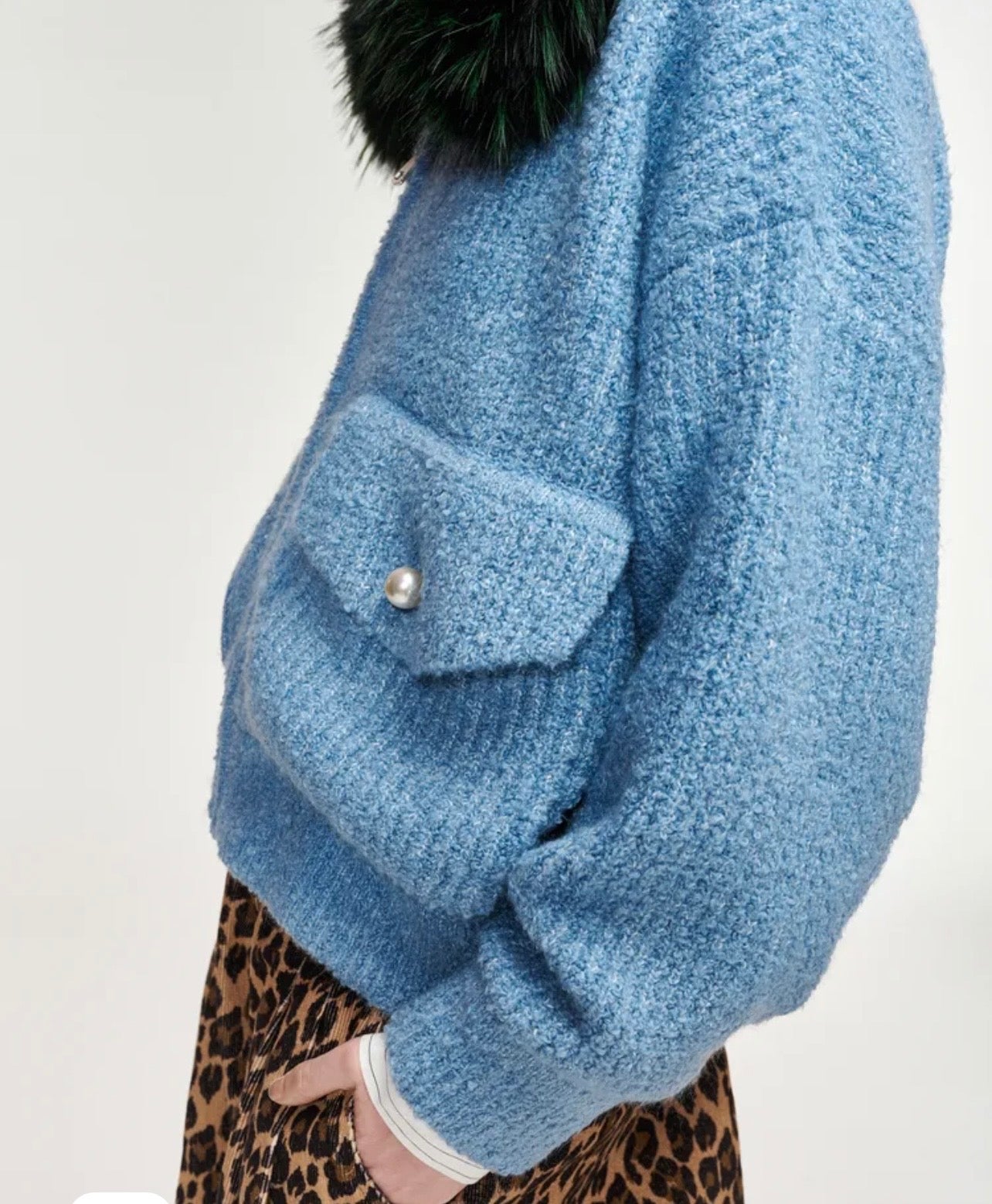 Essentiel antwerp giacca bomber in tessuto boucle’ azzurro chiaro collo removibile in ecopelliccia verde scuro