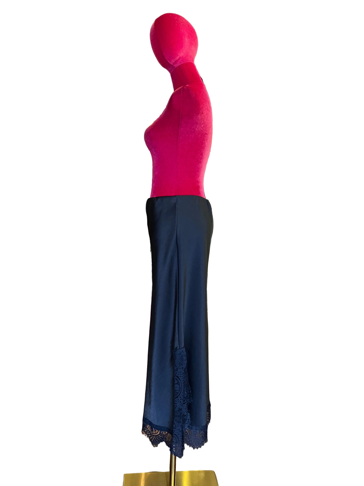 The room gonna in satin blu notte con bordo e spacco  in pizzo, elastico in vita