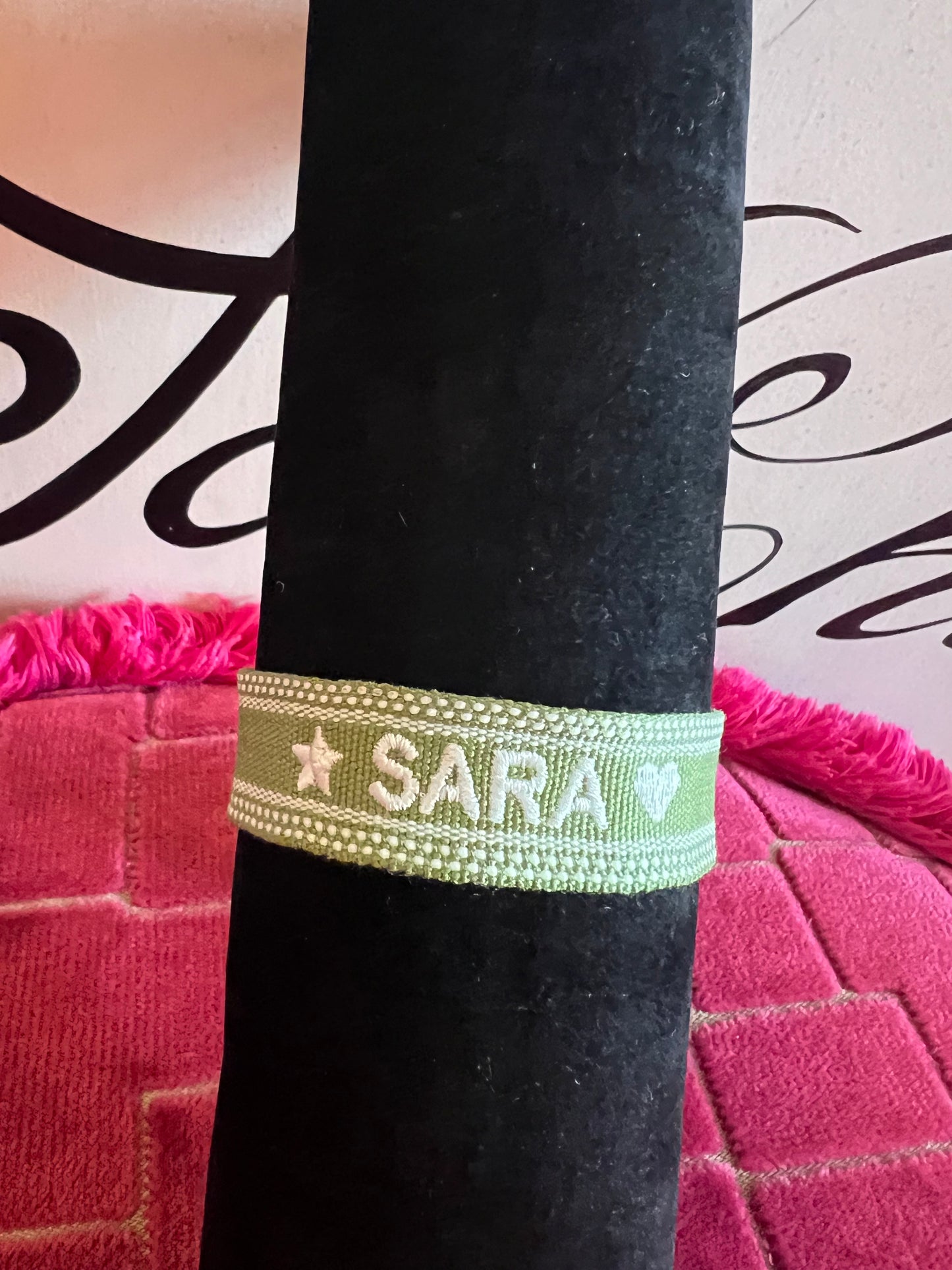 Bracciale tessuto regolabile con nome Sara fondo verde