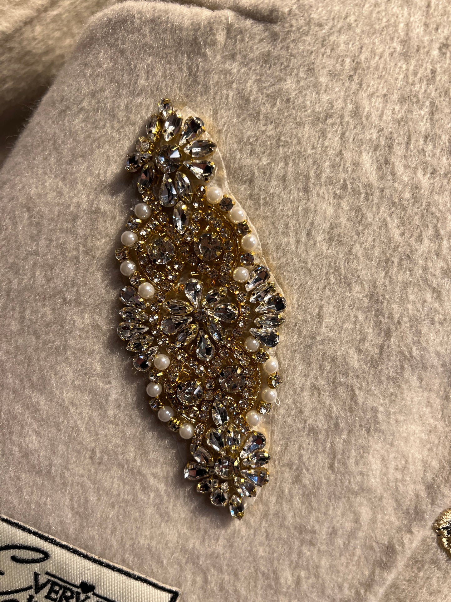 ABpink 🩷cappotto panna sfoderato con frange e sciarpa rimovibile, con patch cristalli e tigri