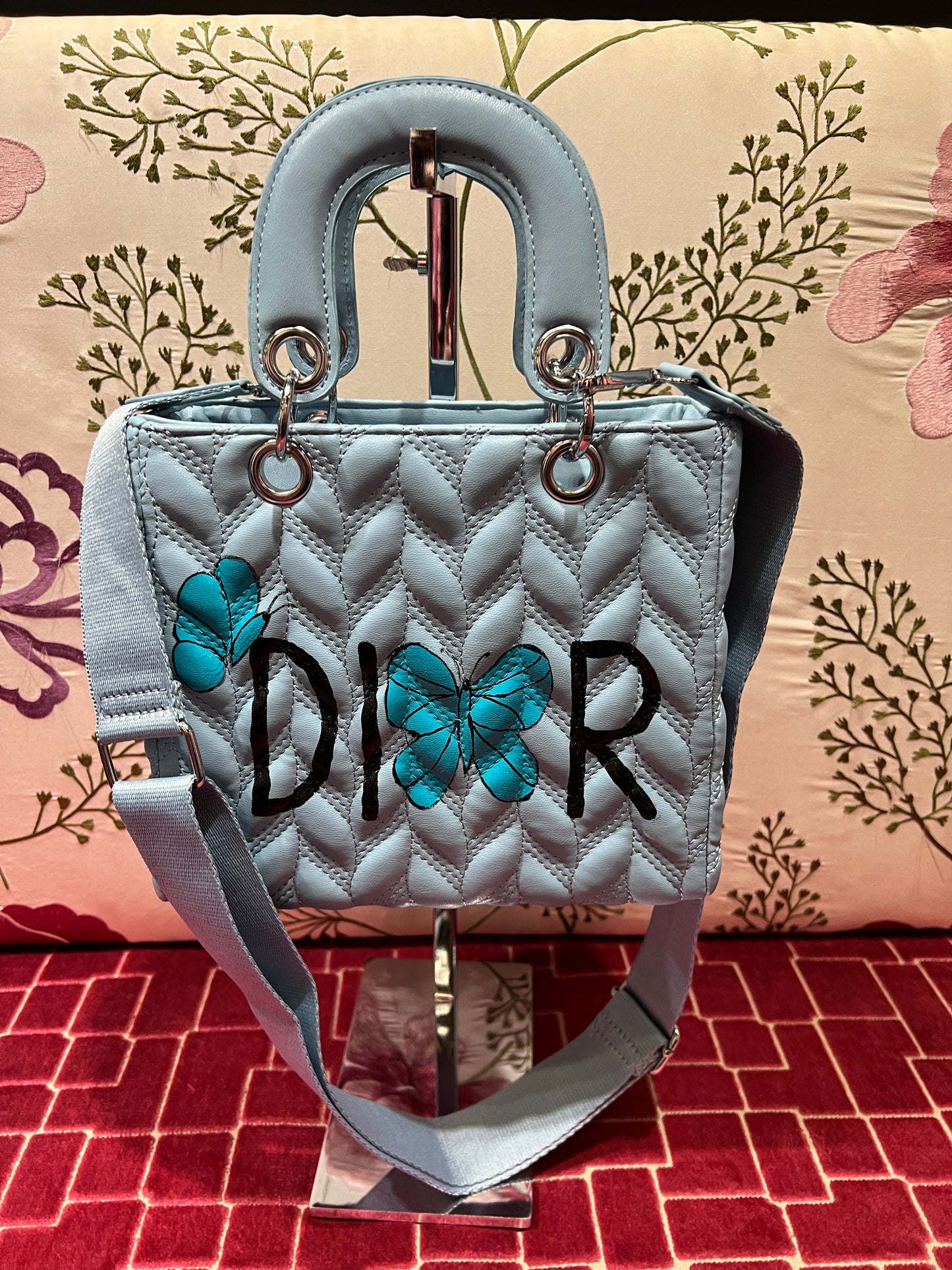 Borsa due manici ecopelle celeste con scritta dipinta a mano  Dior tracolla