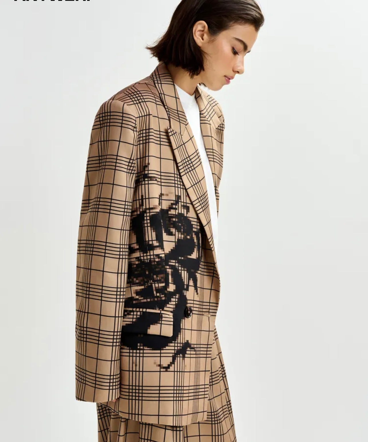 Essentiel antwerp -40% di sconto blazer over doppiopetto marrone e nero con stampa posizionata effetto pixel