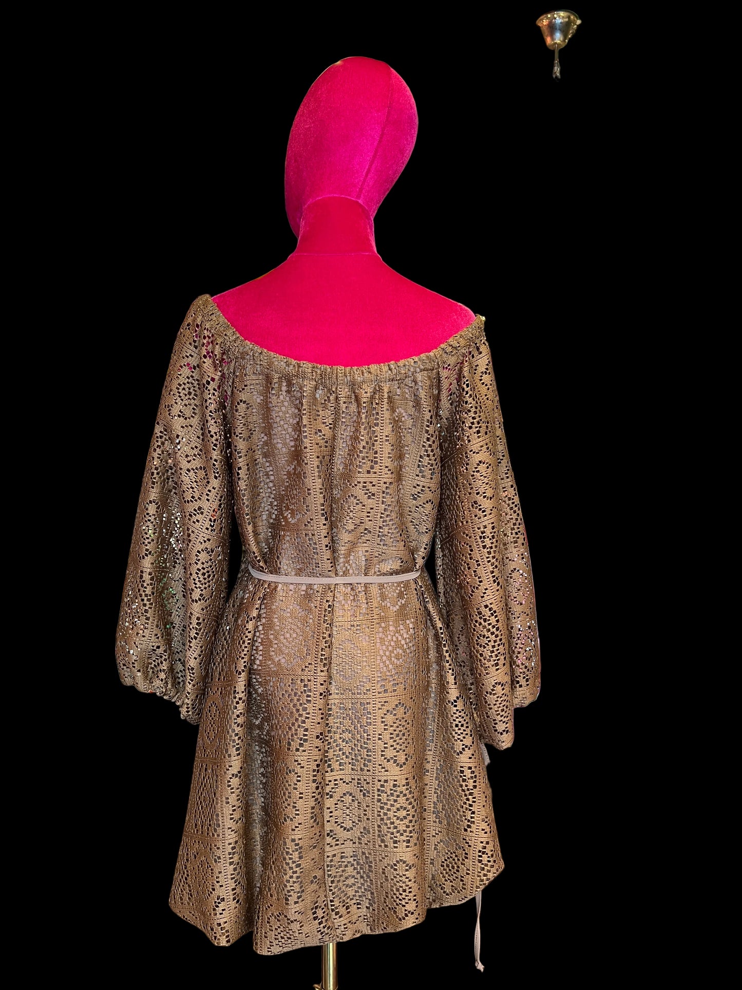 Mon amour Paris abito in pizzo marrone chiaro scollo Bardot con cinta in vita