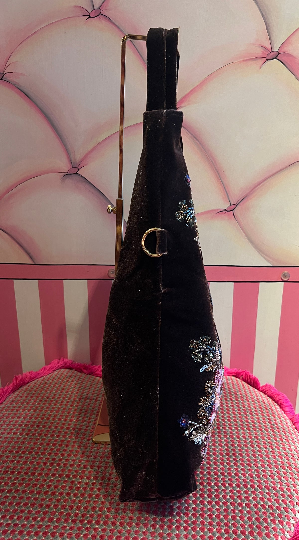 Borsa a spalla di velluto cioccolato con ricami floreali dí paillettes e perline stile orientale con tracollina