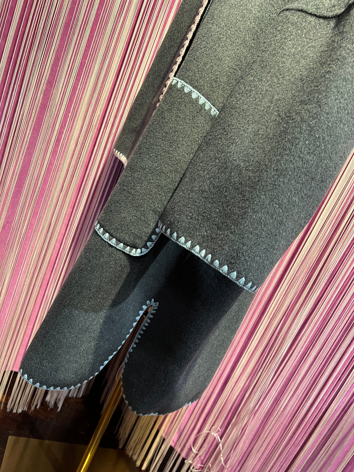 Sincere Paris cappotto con sciarpa rimovibile grigio scuro con bordi rosa e celesti