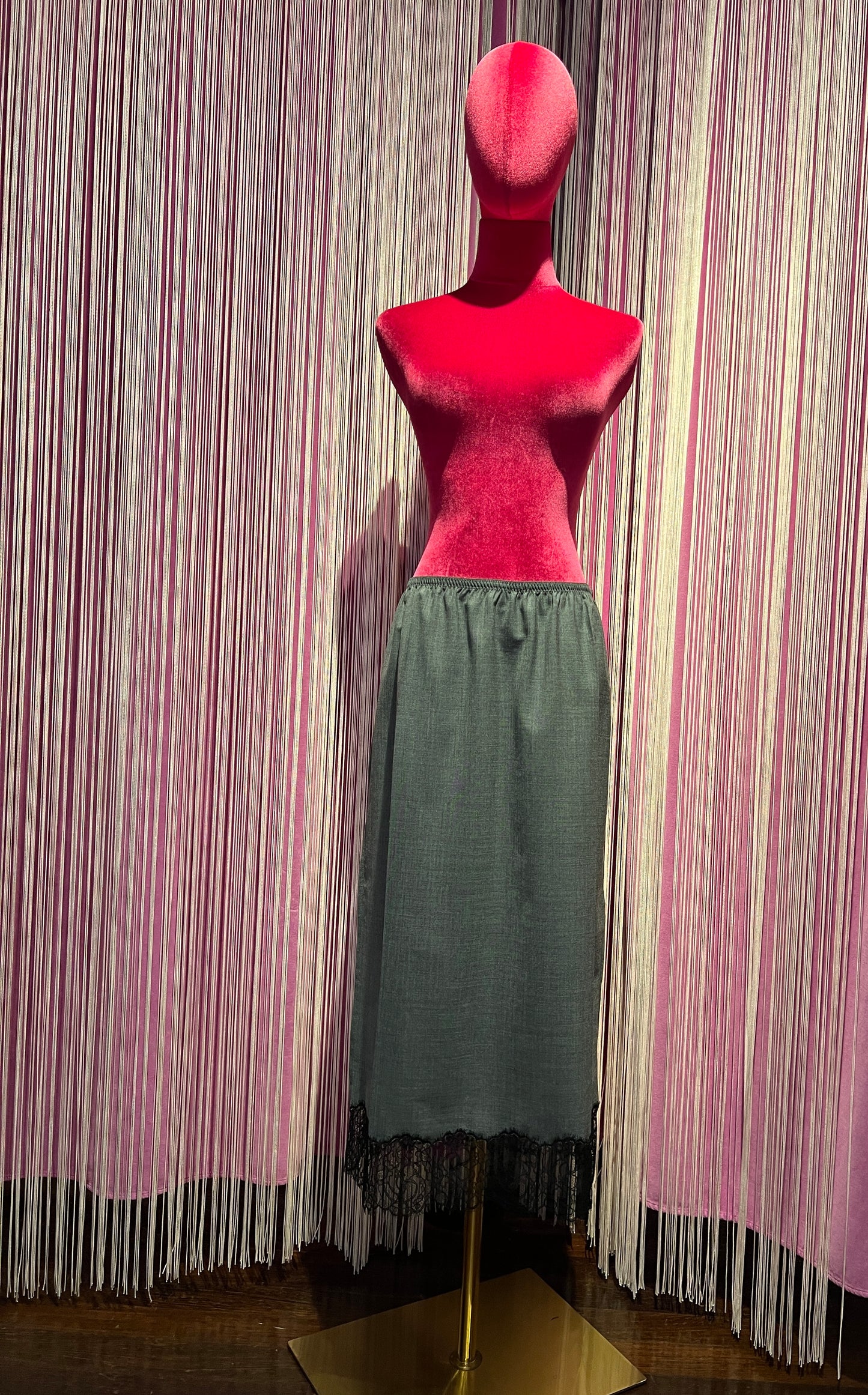 Semicouture gonna con elastico in vita grigio medio davanti ,nera dietro con bordo in pizzo