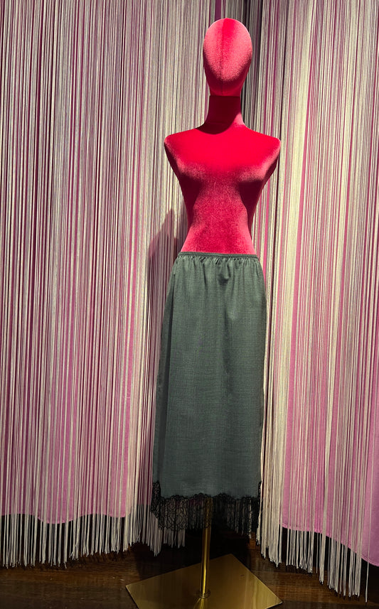 Semicouture gonna con elastico in vita grigio medio davanti ,nera dietro con bordo in pizzo