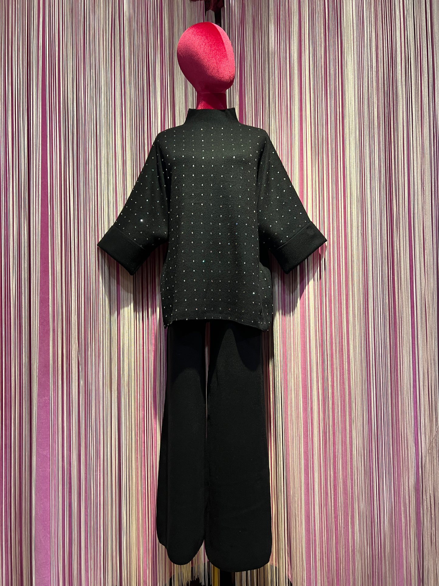 The Room completo nero maglia con cristalli collo a cratere e maniche a 3/4, pantalone palazzo con elastico in vita