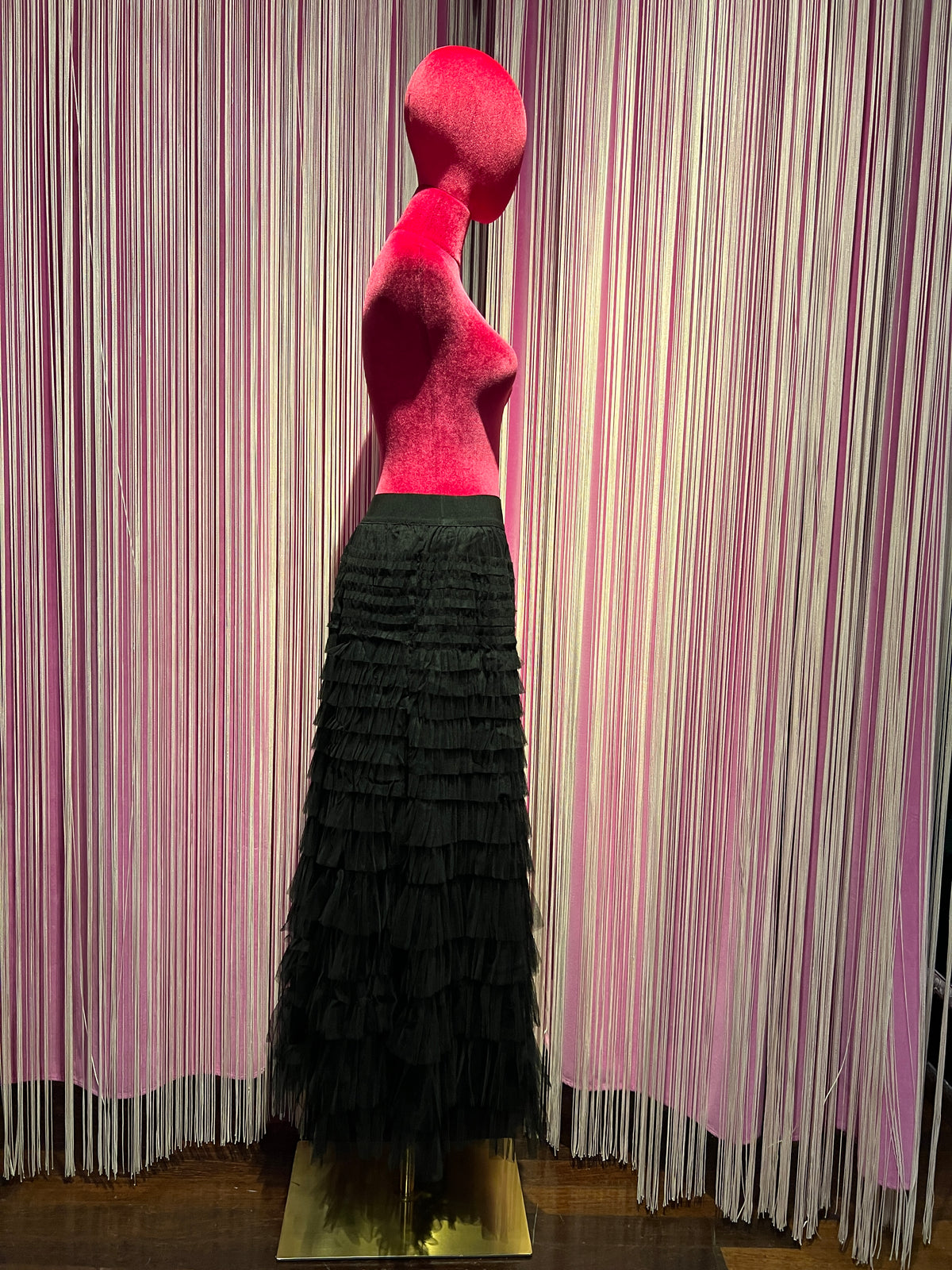 The room gonna a balze di tulle lunga nera con elastico in vita