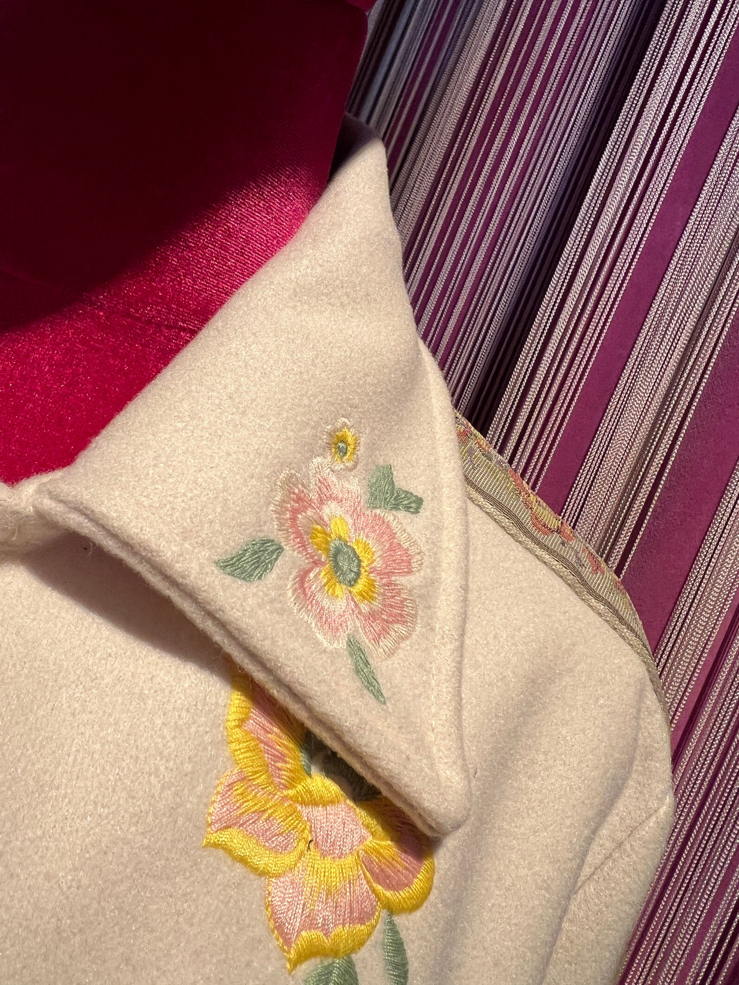 5 Progress cappotto lungo crema con decorazioni floreali e bottoni gioiello