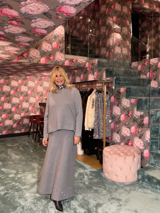 The room completo grigio con decorazioni micro cristalli maglia e gonna lunga svasata con elastico in vita