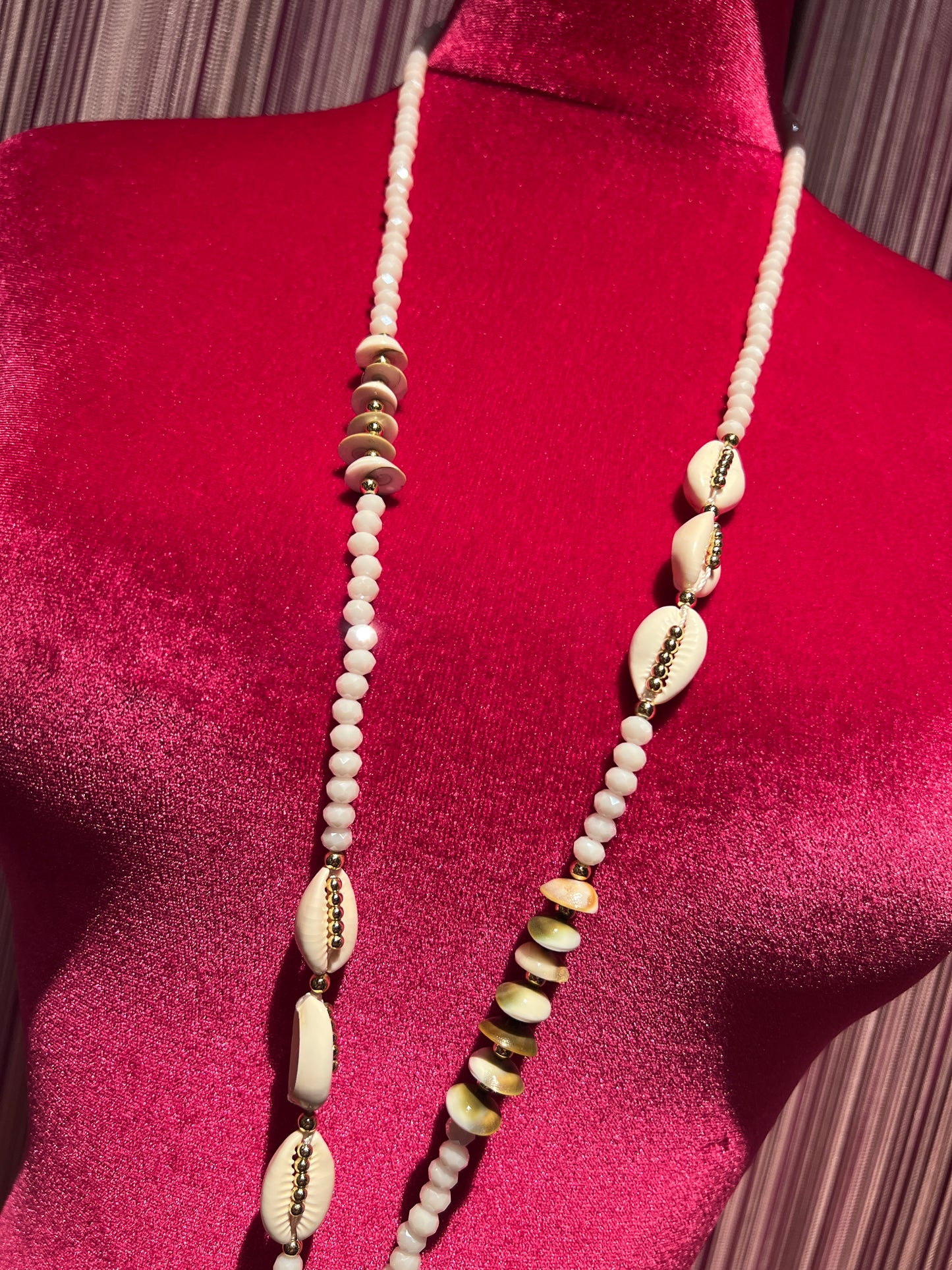 Collana lunga bianca con perline ,conchiglie e croce
