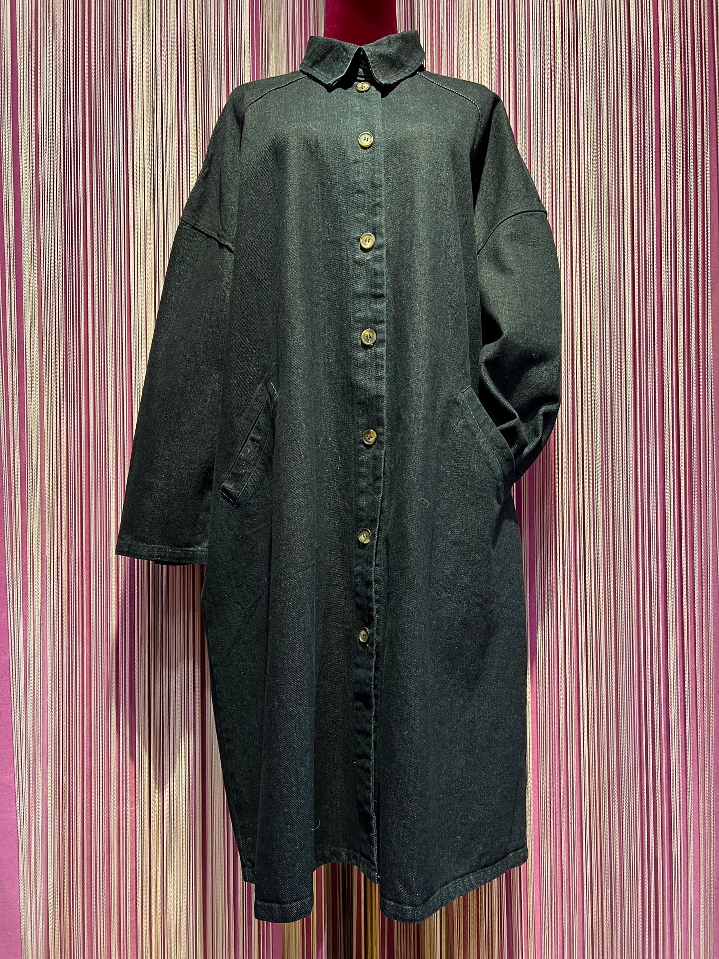 The room soprabito denim scuro vestibilita ‘ oversize con scritta glitter argento “ too many clothes still need this one “