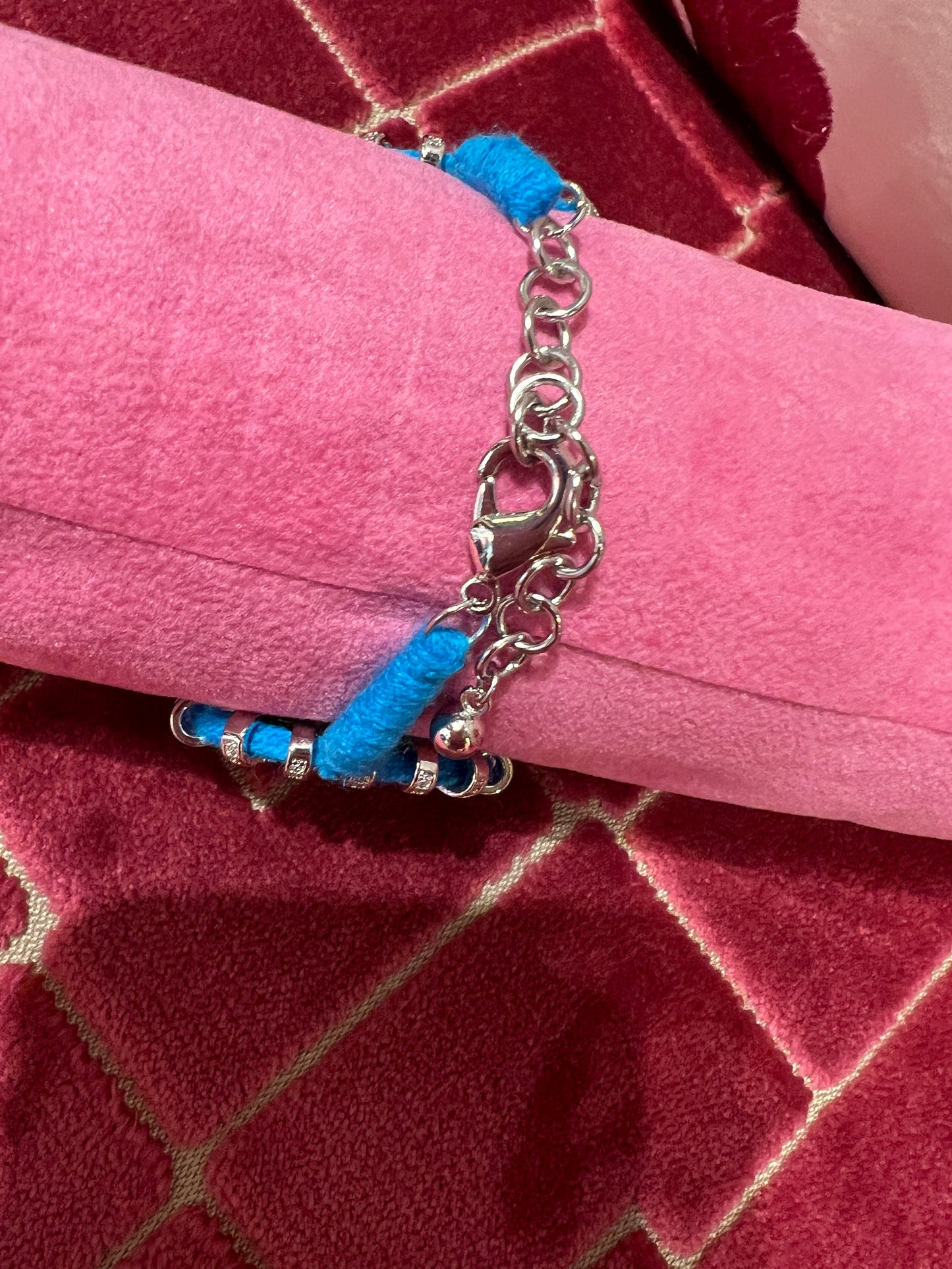 Bracciale regolabile in pavé di cristalli e pietre azzurre montato su cordoncino azzurro