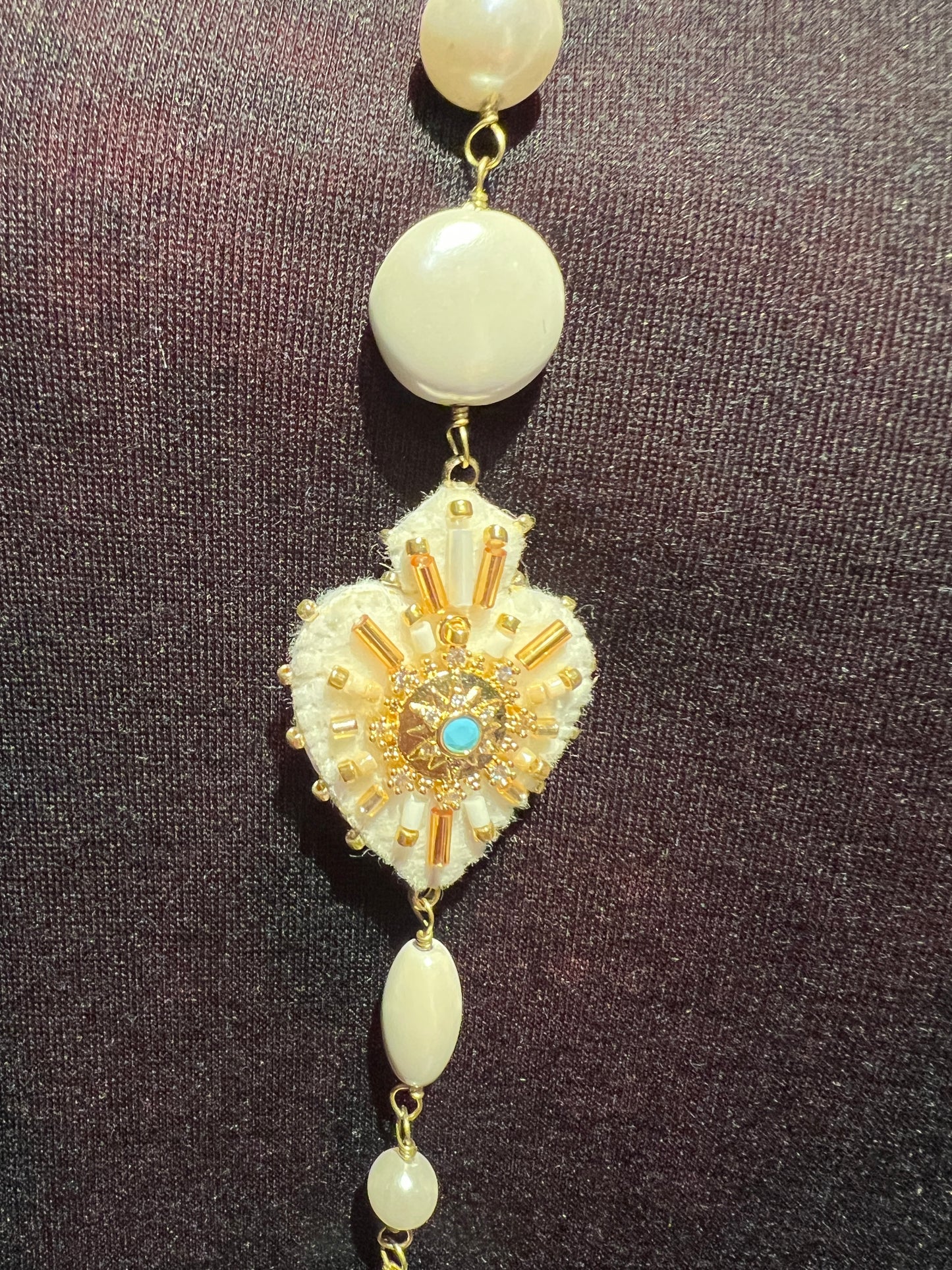 Collana lunga madreperlata e velluto bianca cuori di velluto e perline oro