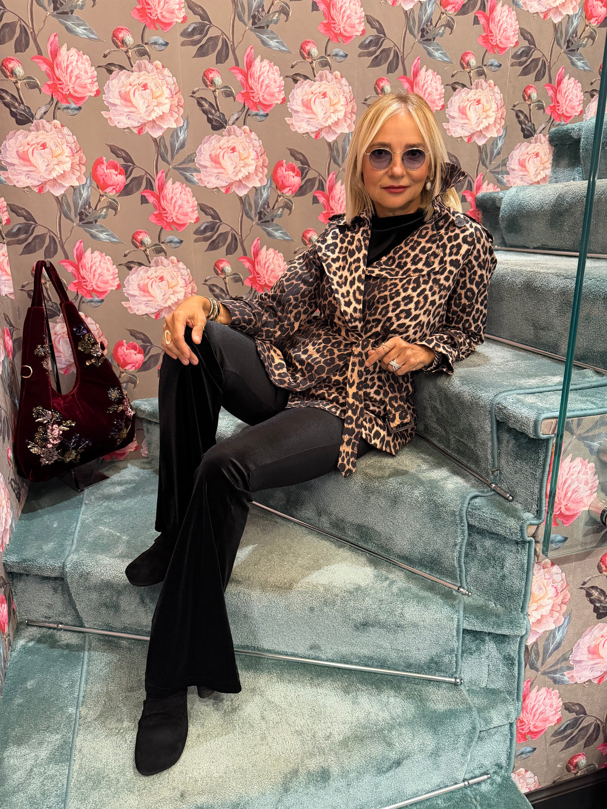 The room trench corto  doppiopetto con cinta, stampa leopardata patch fiore con paillettes nero dietro