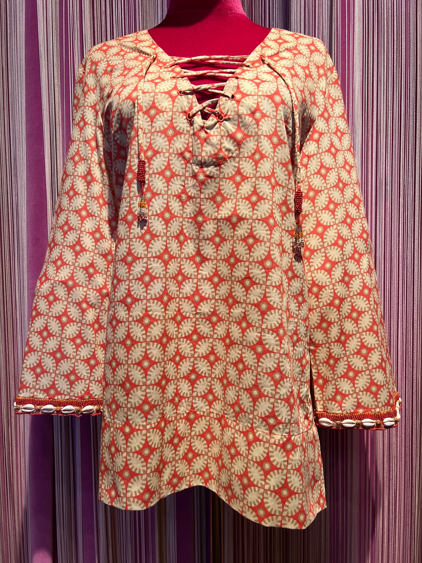 Maliparmi -50% di sconto completo camicia in tela di cotone fantasia floral arancio beige e panna con conchiglie sulle maniche e pantalone con frange perline
